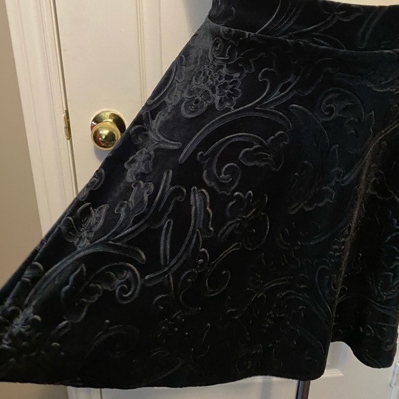 Forever 21 black velvet skirt with floral design - Picture 2 of 3
